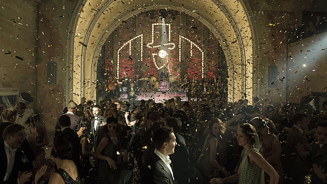 So sehen Filmemacher wie die von &bdquo;Babylon Berlin&ldquo; auf die Zwanziger Jahre: Golden mit viel Glamour, Stars und Sternchen. ...