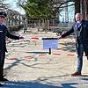 Willi Streit, Leiter der Polizeiwache in Radolfzell und OB Martin Staab an einem gesperrten Kinderspielplatz am Radolfzeller Seeufer. ...