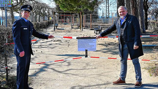 Willi Streit, Leiter der Polizeiwache in Radolfzell und OB Martin Staab an einem gesperrten Kinderspielplatz am Radolfzeller Seeufer. ...