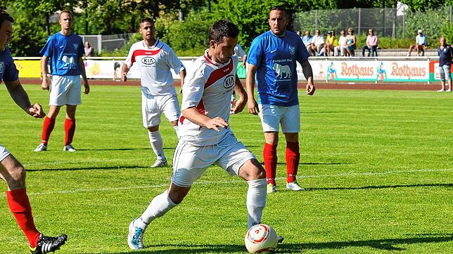 Zehn Jahre später: Sascha Müller (hinten, rechts), damals Spieler und heute Sportchef beim TuS Stetten, war am 2. Juni 2012 dabei, als ...