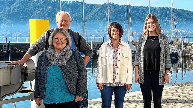 Sie freuen sich (von links): Die Veranstalter der Galerie Augenweide Veronika Jäger und Jürgen Mayer, sowie Sandra Domogalla und Vanessa ...