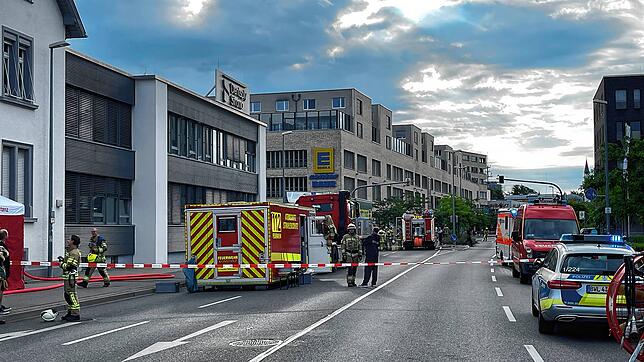 Feuerwehreinsatz im Parkhaus des E-Centers: Die Reichenaustraße musste gesperrt werden. Etwas mehr als zwei Stunden konnte hier niemand ...
