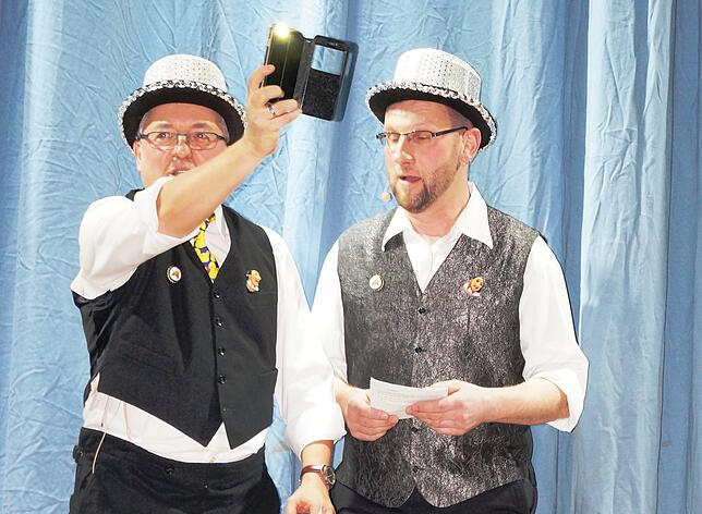 Das Moderatorenduo, Ralf Schrenk (links) und Karsten Liebold, sorgt für beste Unterhaltung mit Witzen rund ums Handy.
