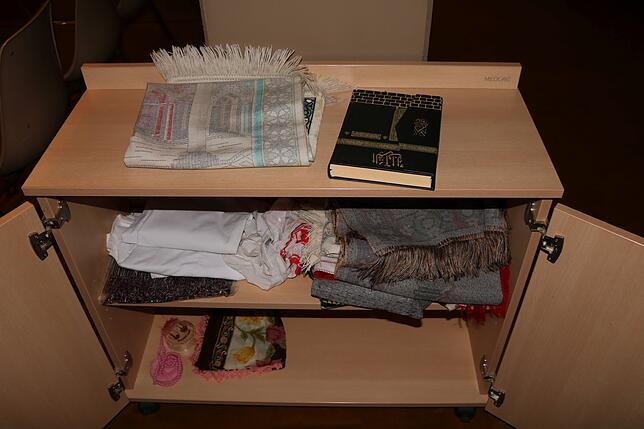 Die Krankenhauskapelle ist immer zugänglich und interkonfessionell ausgerichtet. Neben einer Ikone gehören der Koran und Gebetsteppiche ...
