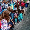 Fast ehrfürchtig berühren die Kinder die tonnenschwere Glocke, die heil auf den Münsterplatz herabgeschwebt ist. Für die Zuschauer war ...