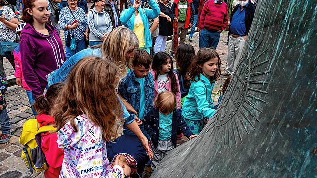 Fast ehrfürchtig berühren die Kinder die tonnenschwere Glocke, die heil auf den Münsterplatz herabgeschwebt ist. Für die Zuschauer war ...