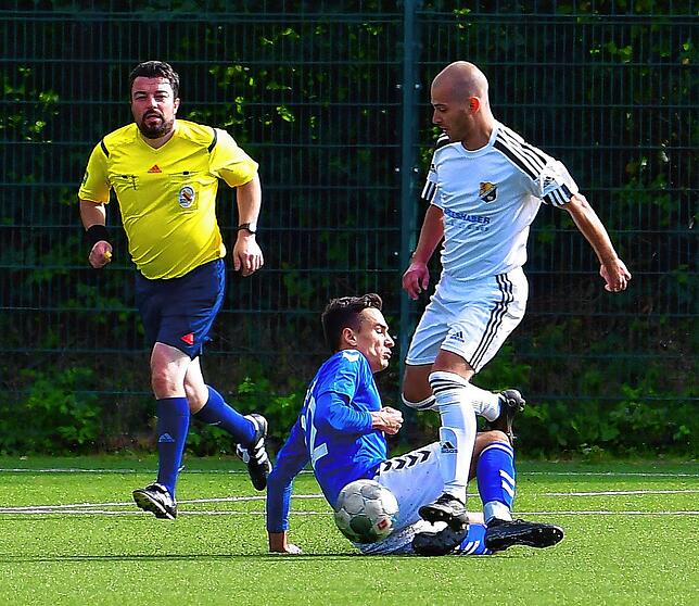 Gestoppt: Hier war der Laufenburger Elias Willmann (rechts) im Zweikampf mit Lucca Sielaff noch Sieger, kurz vor Spielende traf der ...