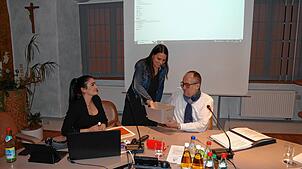 Unter Beobachtung des Gremiums zieht Gemeinderätin Andrea Ruda (Mitte) die Architekturbüros für weitere Gespräche. Kämmerin Geraldine ...