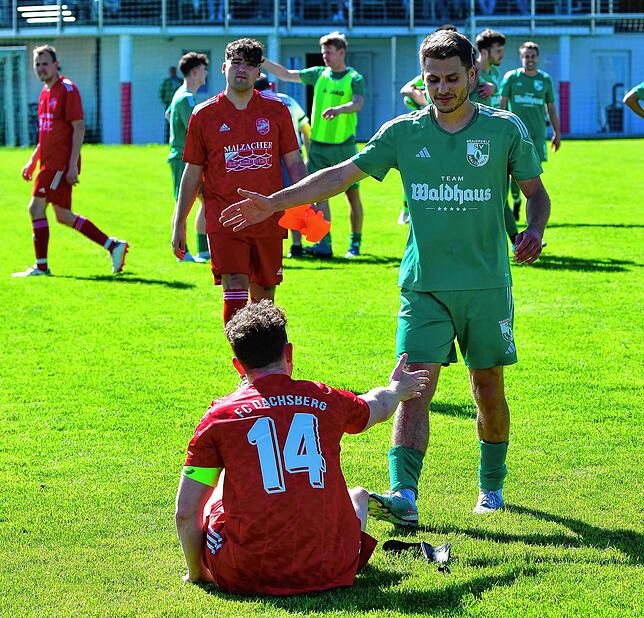 Freud und Leid: Während Robin Oberst sich mit dem SV Waldhaus in die Bezirksliga verabschiedet, geht es für Leon Gäng (Nr. 14) und den ...