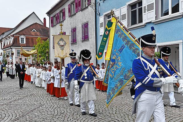 Bild 10: Hüfinger feiern ihr Fronleichnamsfest auch mit stark verkürzten Blumenteppichen