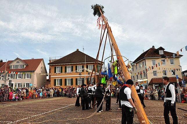 Bild 14: Beste Einblicke zum Narrenbaumsetzen in Markdorf – so feiert die Stadt!
