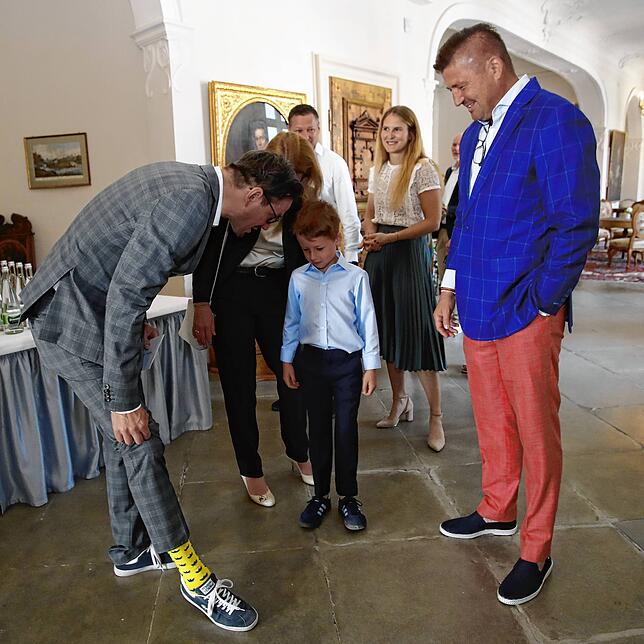 Björn Graf Bernadotte (links) im Schuhvergleich mit einem jungen Gast.