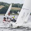 Hubert Merkelbach (hinten) aus Überlingen landete mit seinem Vorschoter Markus Koy (vorne) bei der Starboot-Weltmeisterschaft auf Rang acht.