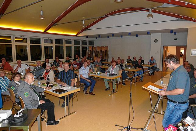 Abstand war kein Problem: In der gut besuchten Alpenblickhalle konnten die Glashütter Sportschützen ihre Hauptversammlung unter den ...