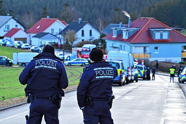 Der Panoramaweg in Unterkirnach ist von der Polizei weiträumig abgesperrt worden.