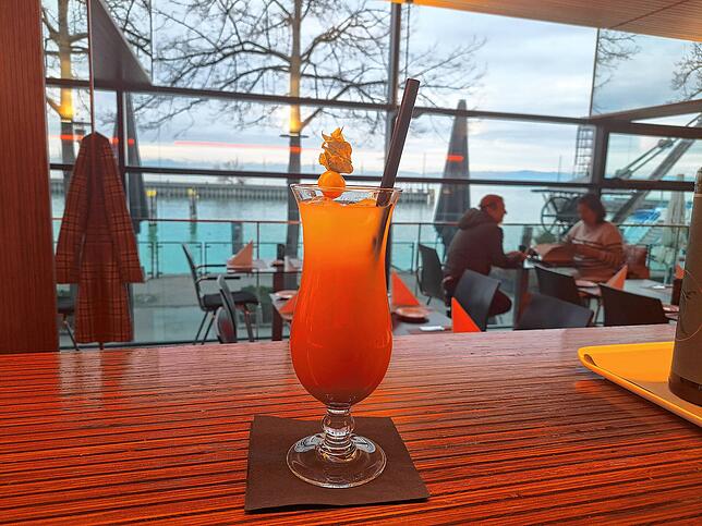 Wer sich an einen der Plätze am Tresen setzt, kann das Bar-Gefühl mit Ausblick genießen.