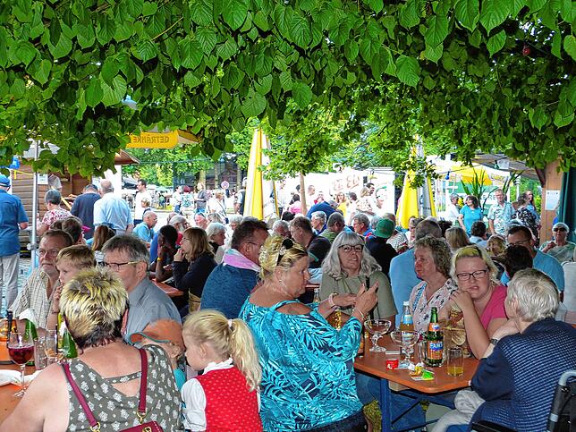 Dicht gedrängt saßen die Gäste im Schatten der mächtigen Gerichtslinde.