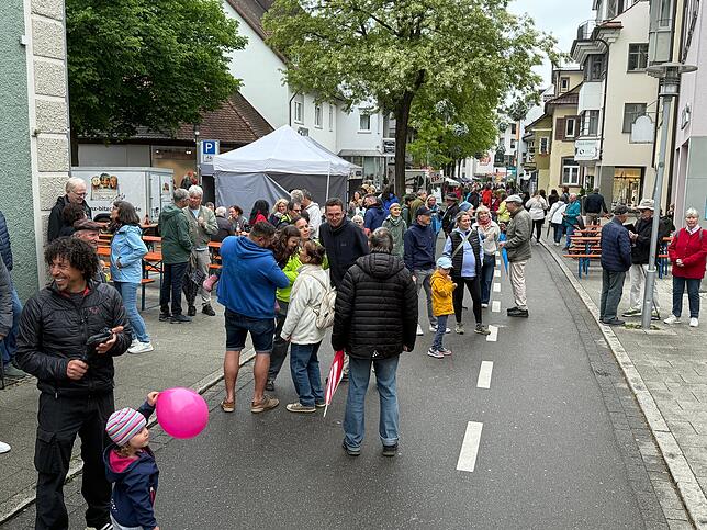 Musik und buntes Treiben lockten zahlreiche Besucher zum Markdorfer Dixiefest, das auch bei durchwachsenem Wetter viel zu bieten hatte.