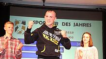 Der Thai-Boxer Sebastian Harms Mendez freut sich über seinen ersten Platz bei den Sportlerehrungen im Kursaal Überlingen. Die ...