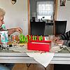 Antonia Walter (rechts) trägt ihren mobilen Hausknopf auch zum Spieleabend mit Freundin Lilli Gohlke. Die beiden wohnen in der ...