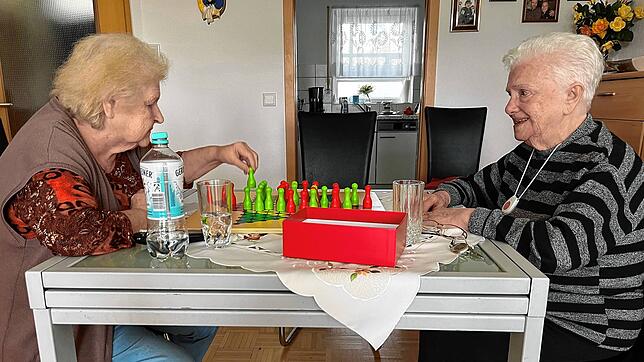 Antonia Walter (rechts) trägt ihren mobilen Hausknopf auch zum Spieleabend mit Freundin Lilli Gohlke. Die beiden wohnen in der ...