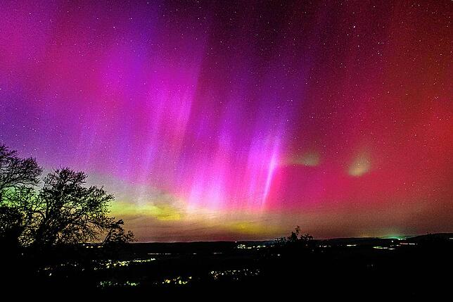 Leuchtende Farben am Himmer über dem Hegau – festgehalten von Hobbyfotograf Martin Stübig.