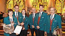 Beim Jubiläumskonzert (von links): Jasmin Schwarzkopf, Matthias Hepting, Vizedirigentin Kim Schrenk, Alexander Kemmerle als Vertreter ...