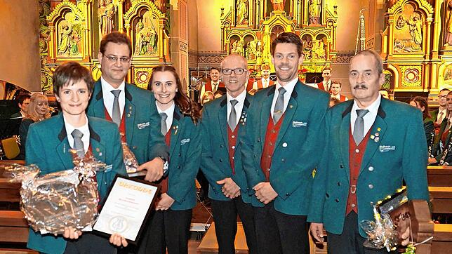 Beim Jubiläumskonzert (von links): Jasmin Schwarzkopf, Matthias Hepting, Vizedirigentin Kim Schrenk, Alexander Kemmerle als Vertreter ...