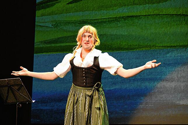 Simon Götz war bei seiner Büttenrede als Fischerin vom Bodensee unterwegs – und sorgte mit einem gekonnten Rundumschlag um die Orte ...