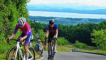 Die grandiose Aussicht genießen nur die Zuschauer am Straßenrand: Die Königsetappe des Cycling Grand Prix am Gehrenberg bei ...