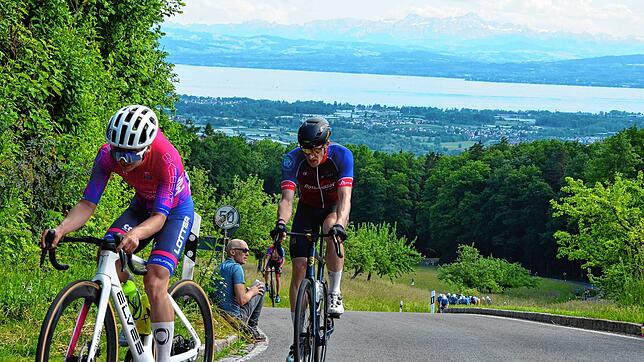 Die grandiose Aussicht genießen nur die Zuschauer am Straßenrand: Die Königsetappe des Cycling Grand Prix am Gehrenberg bei ...