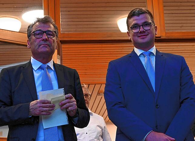 Hasan Ögütcü (links) und Wahlleiter Andreas Theiss kurz vor der Verkündung der Ergebnisse des Wahlabends.