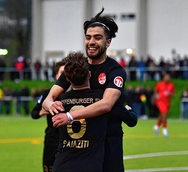 Torschützen unter sich: Kareem Al Yahya bejubelt seinen Treffer mit Loris Pajaziti, dem Torschützen zum 1:0 für den Offenburger FV beim ...