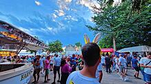 Über dem Seehasenfest türmen sich dunkle Wolken auf.