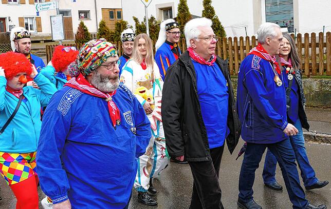 Es wird ernst. Ortsvorsteher Klaus Münzer (Mitte) in Begleitung von Hermann Unold (links) und dem Neudinger Amerikaner Brian Brenner ...