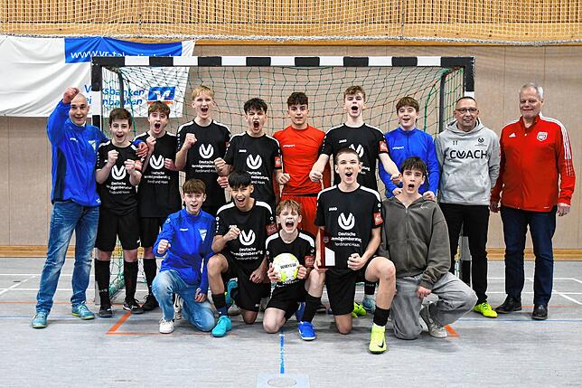 Der Nachwuchs des FV Tennenbronn jubelte in Bräunlingen beim Endrunden-Turnier den B-Junioren.