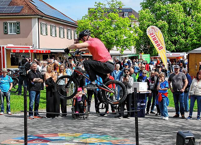 Die Bike-Brothers brachten mit Vorführungen auf ihren BMX-Rädern die Zuschauer zum Staunen: Mit Schwung ging es über die ein Meter hohe ...