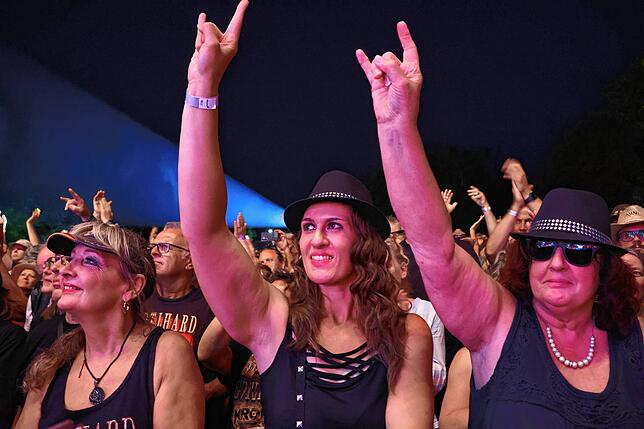 Bild 18: Schlossgarten Open Air: Tausende Rockfans feiern Gotthard und Krokus -  Die besten Bilder