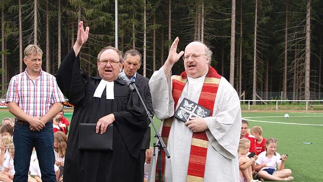 Segen: der evangelische Pfarrer Matthias Geib (links) und der katholische Geistliche Eckart Kopp segneten die modernisierte Sportanlage.