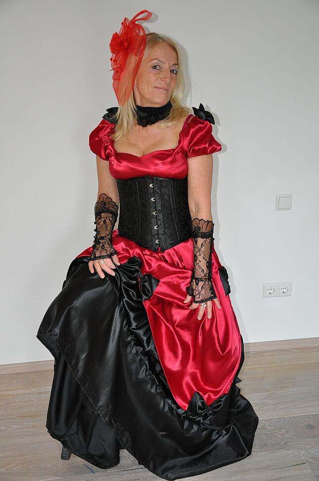 Auch als Dirne macht Michaela Bruder eine gute Figur beim Theaterspiel „Zwischen den Welten“.