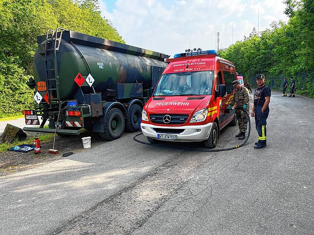 Das Fahrzeug der Einsatzleitung wird von der Bundeswehr betankt.