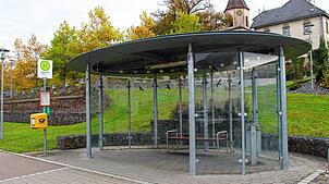 An dieser Bushaltestelle fahren die Grundschüler in Göggingen ab zur Schule nach Krauchenwies.
