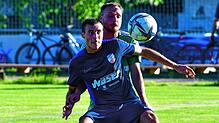 Hattrick: Luka Bartolovic (vorn, gegen Henrik Böhner vom SV Waldhaus) unterstrich beim 7:2 des VfB Waldshut gegen den FC Hauingen seine ...