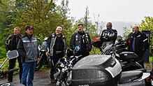 Nicht gerade das beste Wetter hatten die Motorrad-Wallfahrer und Bundespolizisten rund um Pfarrer Peter Konetschny (Dritter von links) ...