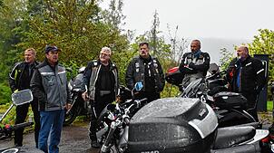 Nicht gerade das beste Wetter hatten die Motorrad-Wallfahrer und Bundespolizisten rund um Pfarrer Peter Konetschny (Dritter von links) ...