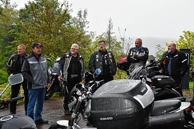 Nicht gerade das beste Wetter hatten die Motorrad-Wallfahrer und Bundespolizisten rund um Pfarrer Peter Konetschny (Dritter von links) ...