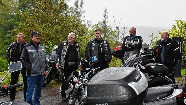 Nicht gerade das beste Wetter hatten die Motorrad-Wallfahrer und Bundespolizisten rund um Pfarrer Peter Konetschny (Dritter von links) ...