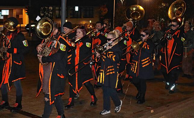Die Gugge-Brass-Band Murg zieht stilvoll und musikalisch in die Murger Mitte ein.