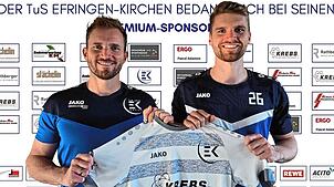 Torjäger kommt: Der Sportliche Leiter Stefan Hilpüsch (links) freut sich über die Zusage von Robin-Alexander Pude vom FV Tumringen.