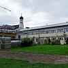 Zwischen dem im Bau befindlichen Haus der Vereine (links) und dem Gebäude der Grundschule soll ein neuer Schulhof mit Erlebnis-Charakter ...